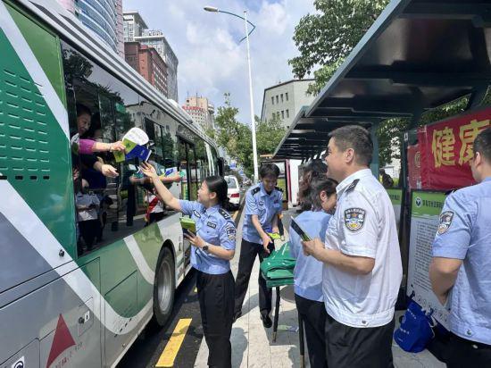 扬帆配资 长春市奋进强戒所走进公交站点持续推进“禁毒宣传伴您乘”活动