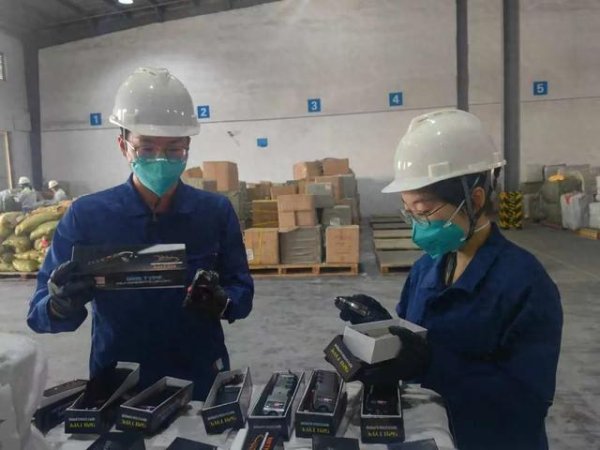 启泰网 5000个警用手铐、2990个防身手电被海关查获，已依法暂扣