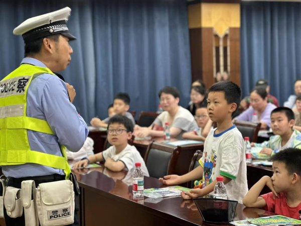 科云汇 孩子夜晚出行怎样更安全？交警整理了这些干货