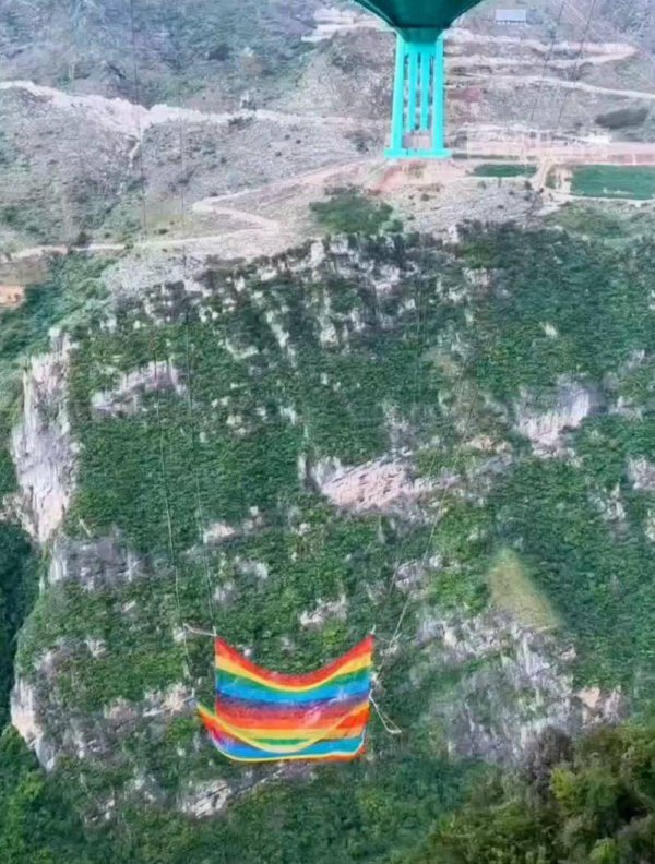 同花配 无绳蹦极用沙袋测试安全，公众质疑绝非多余｜正观快评